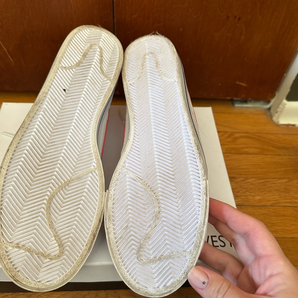 Nike Classic White and Red Sneakers - Picture 4 of 5